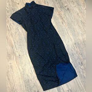 Vintage circa 1970's Mandarin Collar Black and Blue Embossed Dress Fitted, Sz S